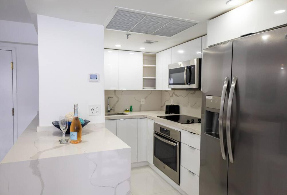 3 Bedroom Ocean-front The Alexander Apartamento